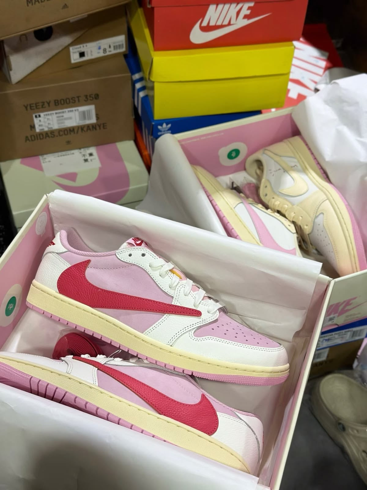 Travis Scott × AJ1 Low "Shy Pink" - Luxuryurbanwear